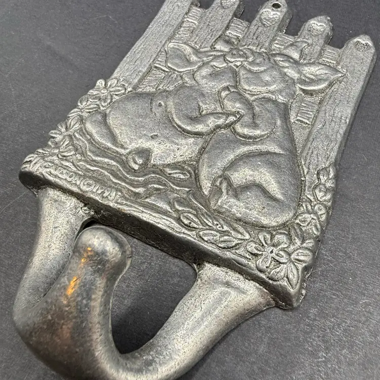 Piggie Hanger Silver Tone Metal