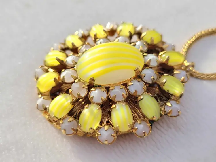 RARE Vintage Schreiner Yellow Givre Glass Gold Tone Locket Pendant Necklace 24"