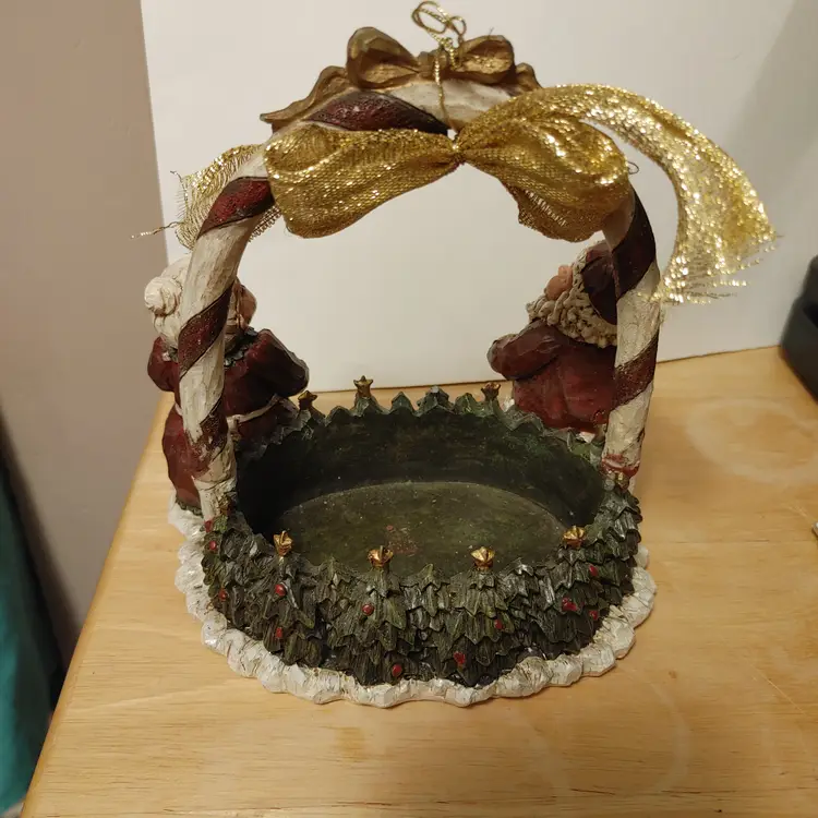 Mr & Mrs Claus Basket. Has 1 tree star missing. 7 in w x 7.5 high