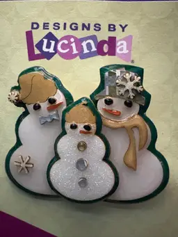 Designs By Lucinda ~ Vintage SNOWMAN FAMILY Pin / Brooch  ~ Dark Green Background ~ Kid Is Glittery ~ Each Snowman Has Accessories In Gold. ❄️☃️