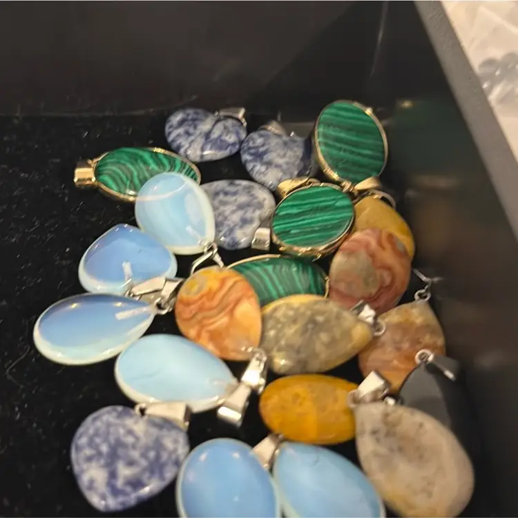Lot of 25 polished stone necklace pendants