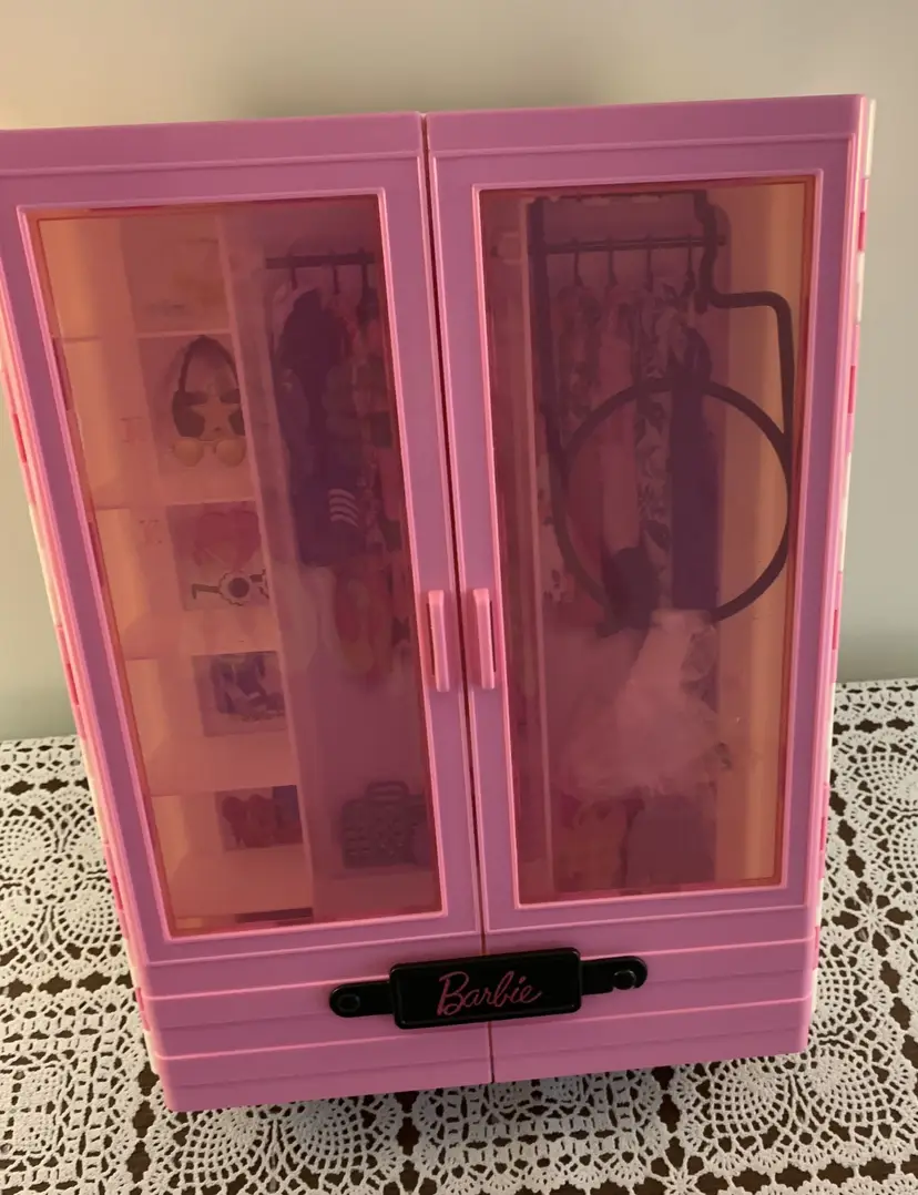 2018 Mattel Barbie Fashion Fold Out Carrying Case Pink 9 x 12 Inches 6 Hangars