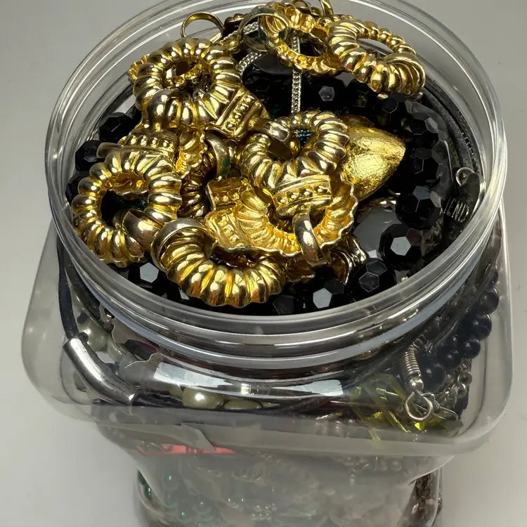 3.14lbs Vintage To Now Craft Jewelry Lot Many Wearable Items Brooches Necklaces Earrings Bracelets Chains Pendants Beads