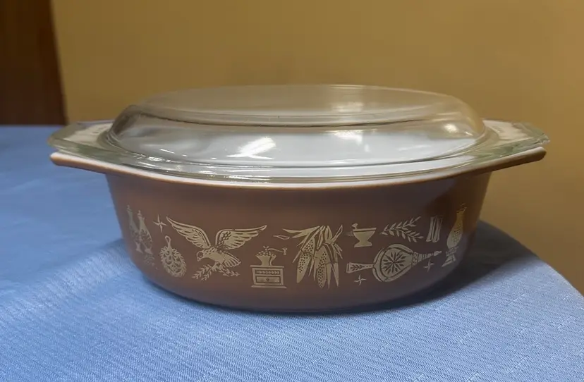 PYREX AMERICANA 1-1/2 Qt Oval Casserole w/Lid. #043 Gold On Brown