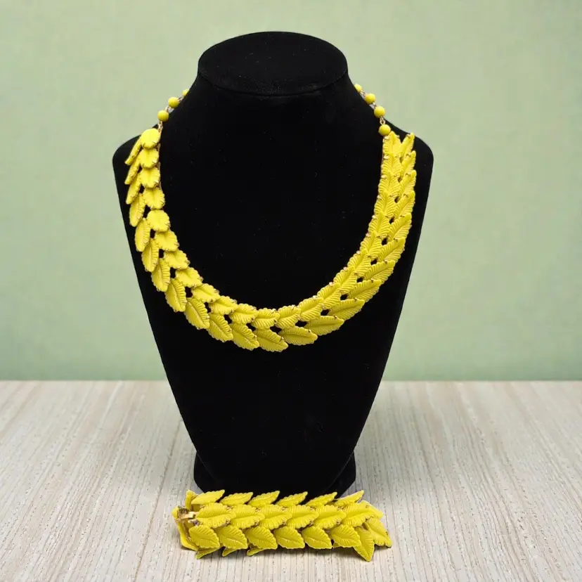 Vtg Textured Plastic Overlapping Yellow Leaf Links Gold Tone Necklace & Bracelet