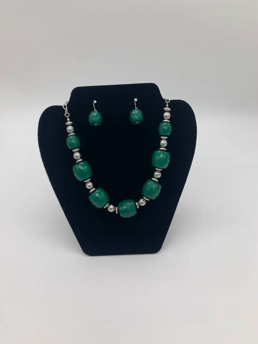Green Chunky Barrel Faced Necklace & Dangle Drop Earrings Set With Silver Beads