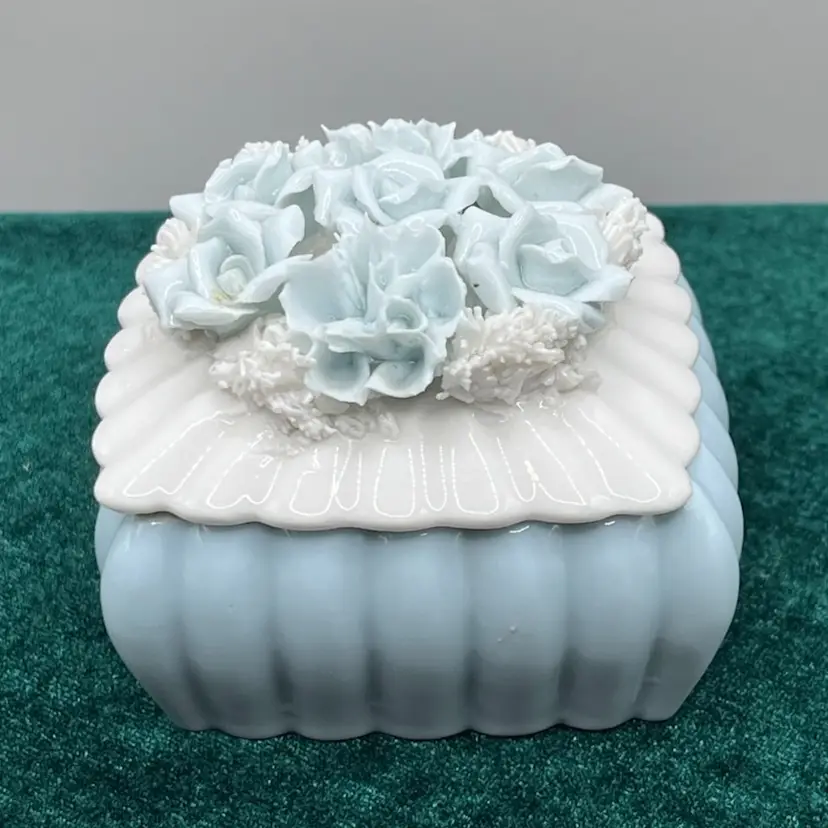 3”x2.5” VINTAGE I.W. RICE JAPAN BLUE/WHITE PORCELAIN FLORAL TRINKET BOX