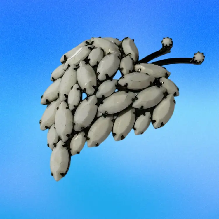 Vintage Milk Glass Prong Set Silvertone Brooch (KK)