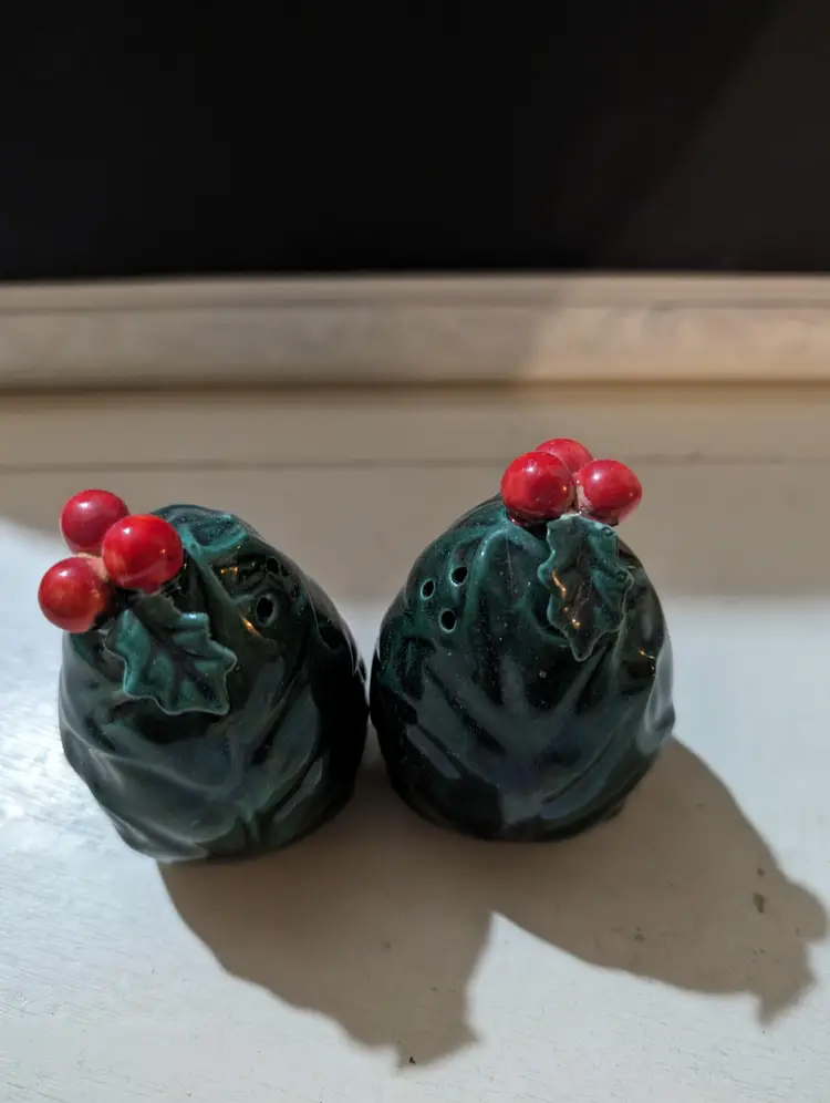 Vintage Lefton Holly Berries Ceramic Christmas Salt And Pepper Shakers