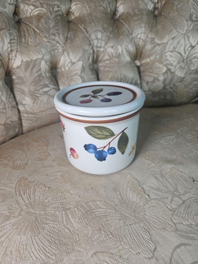 Longaberger Pottery Berry 1 Pint Crock with a lid