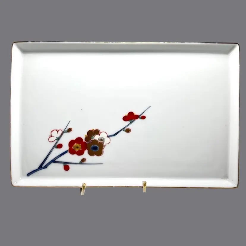 Golden-rimmed Ceramic Jewelry Trinket Tray With Lovely Flower Design. Marked “ Alyssa Designed For Macy’s Japan” with Golden Foil Sticker “Expressly For Macy’s”. Great Jewelry Perfume Trinket Tray!