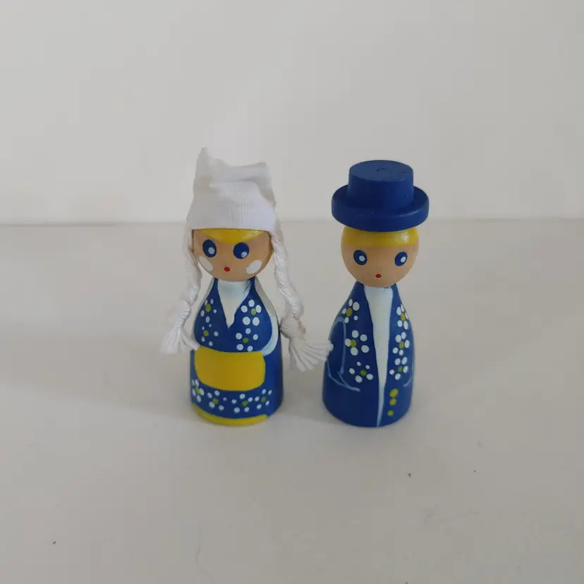 Mini Swedish Folk Art Wood Couple. 2.5 inches high.