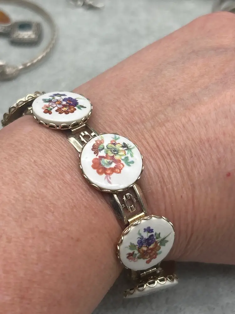 * Pick Of The Week* Vintage Gold Tone Enamel Floral Link Bracelet – Hand-Painted Porcelain Style Medallions, Cottagecore Victorian Revival, 7” Statement Bracelet