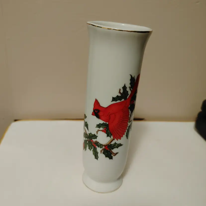 Vintage Lefton Cardinal Vase. Great condition. No issues. 6.5 inches high.