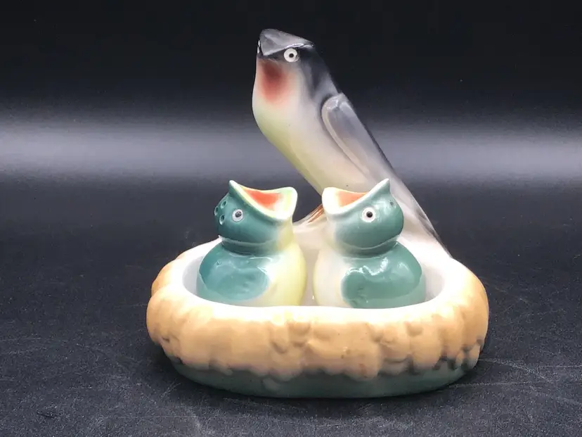 441-Vintage Swallow And Her Babies Salt And Pepper Shakers