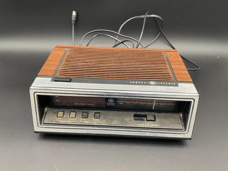 GE Walnut Grain Finish Alarm Clock Radio Model #7-4650K - Tested