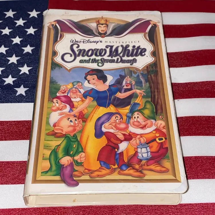 Snow White And the feven Dwarfs VHS Tape