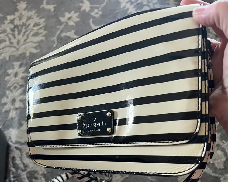 Vintage Kate Spade Womens Black And Ivory Stripped Patent Leather Adjustable Strap Pockets Crossbody Bag