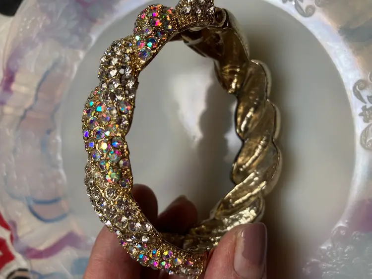 VINTAGE  Zoky Doky Bracelet AB Aurora Borealis Multicolored Crystals with a Twisted Design, 
Hinged Bangle - Boutique.
Clamp Style 
Vintage 
Gold Tone 
NO STONES MISSING 
Diameter: 9.25”