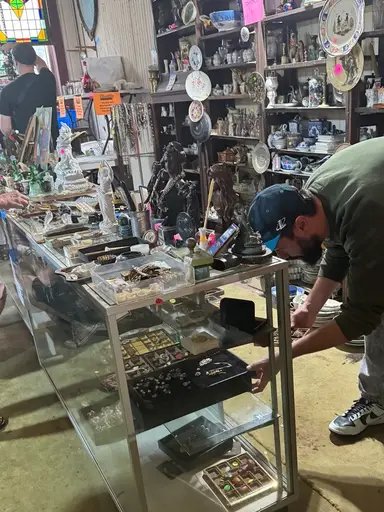 Shop With Me! The 3 Story Closed Antique Store! Final Day! 