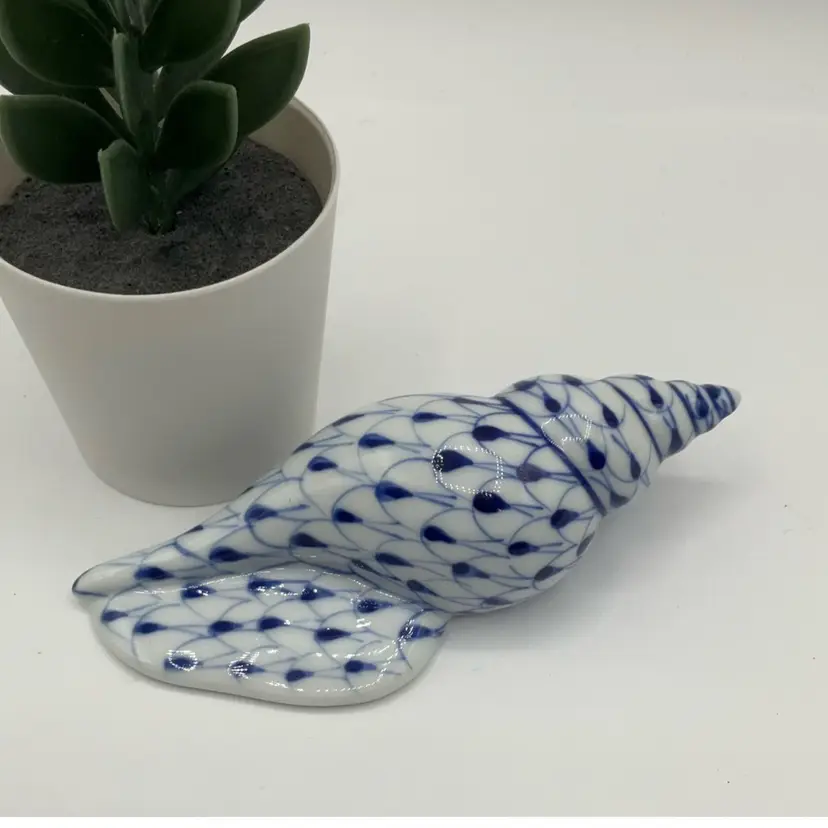 Blue And White Ceramic Shell🐚 Stunning!!!! 5”
