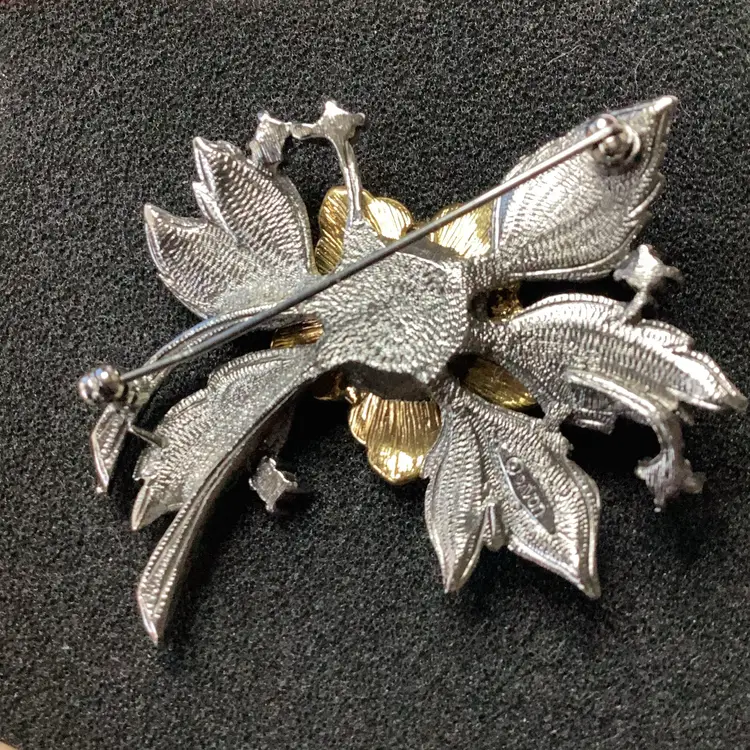 Vintage Avon Poinsettia Flower Brooch 2”