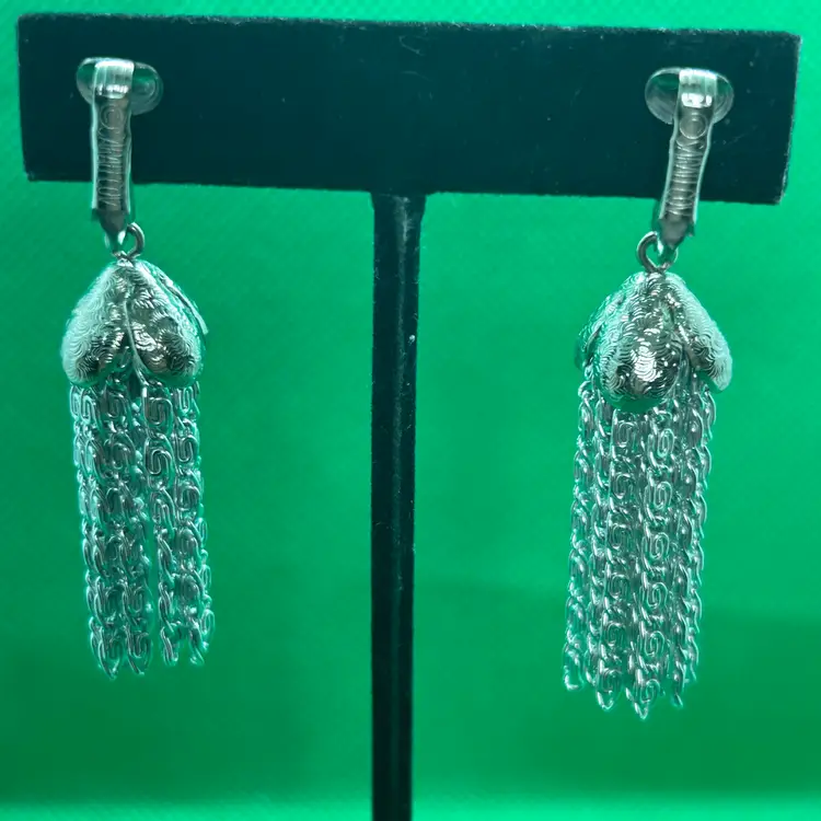 Vintage Sarah Coventry “Silvery Cascade”  Silver Tone Clip On Earrings