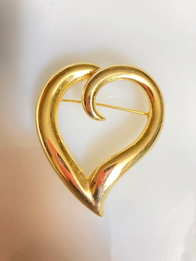 Gorgeous Open Heart Brooch Pin - Gold Tone