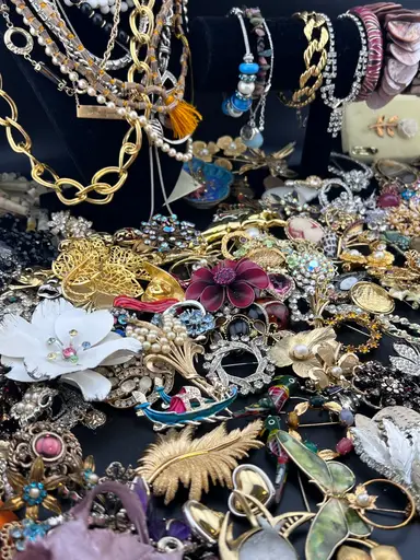 $1 Starts For 1 Hr Vtg Jewelry Round 2 Fill Your Box 🎉