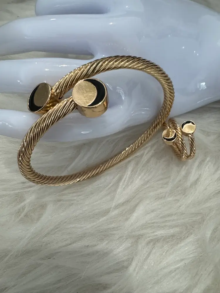 Exquisite Bracelet And Ring Set
