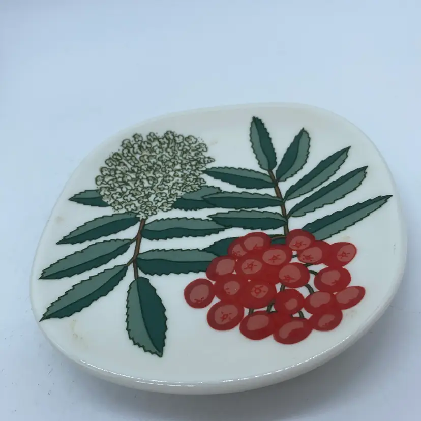 #4135 Arabia Finland Kerttu Nurminen 'Rowan Tree Berry' decorative ceramic wall plate.