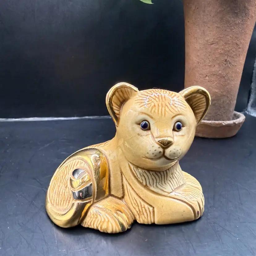Artisania Rinconada De Rosa Lion Cub Gold & Platinum Glaze Pottery Figurine 3x2.5”
