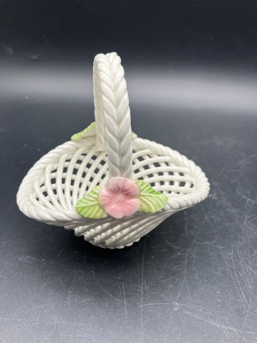 BIN - VTG CABO white porcelain basket With Flowers, handmade in Spain 4.5”