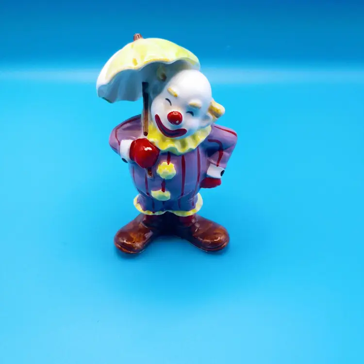 A mixture of 8 clowns. Couple are vintage.