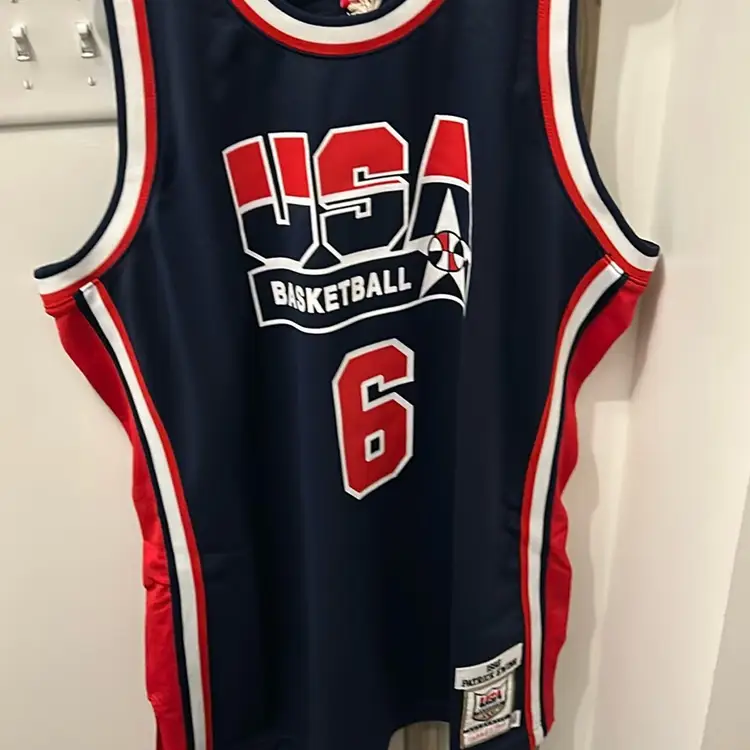 PATRICK EWING AUTOGRAPHED MITCHELL & NESS 1992 TEAM USA JERSEY. BECKETT AUTHENTICATION.