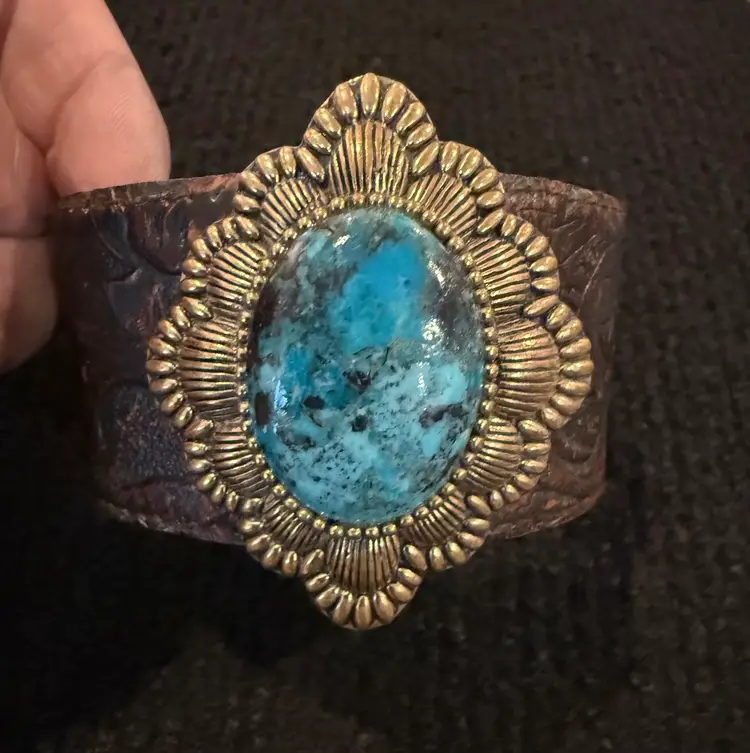 Barse  Leather Cuff Bracelet With Turquoise Concho. Thailand