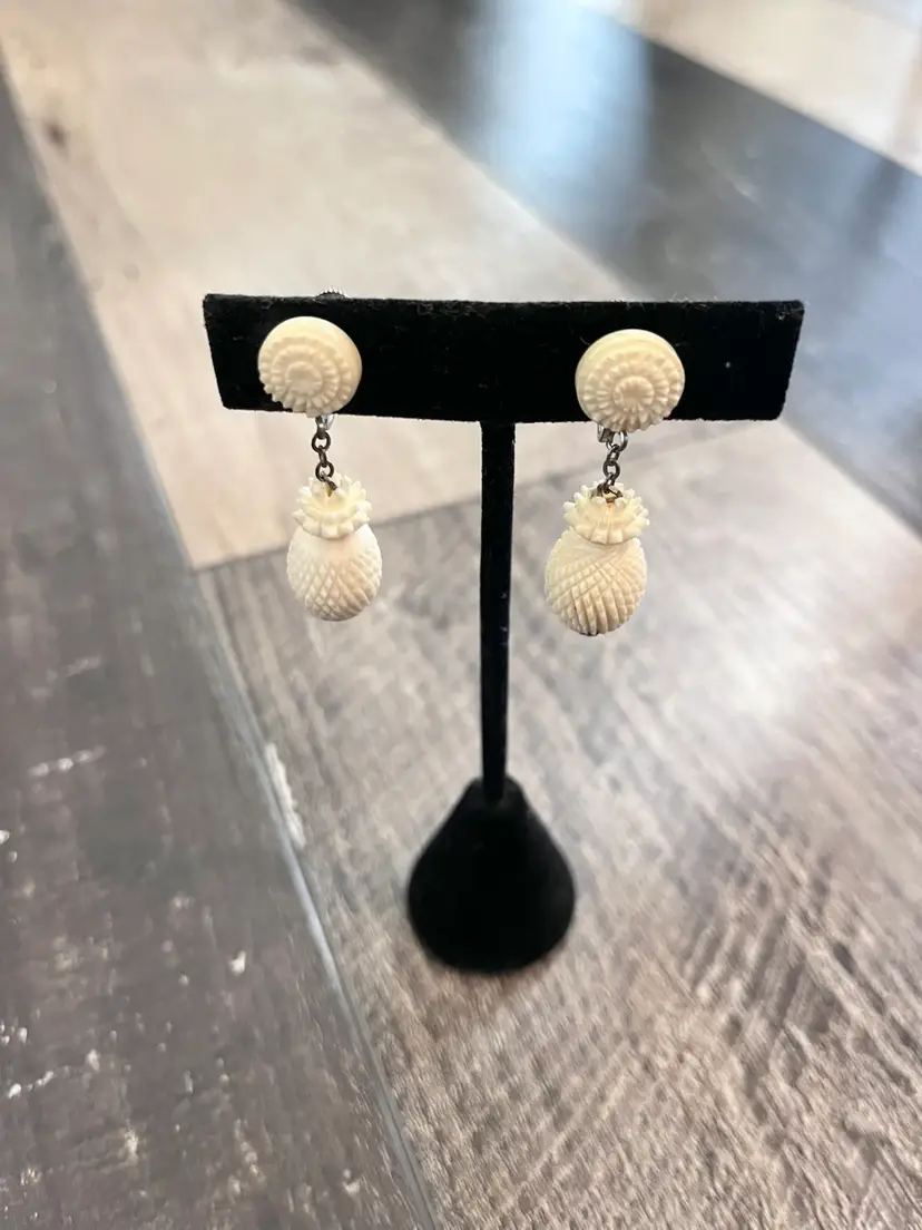 Vintage Pineapple Screwback Earrings