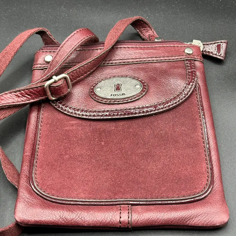 Fossil Womens Vintage Burgandy Maddox Keyhole Leather Crossbody Purse