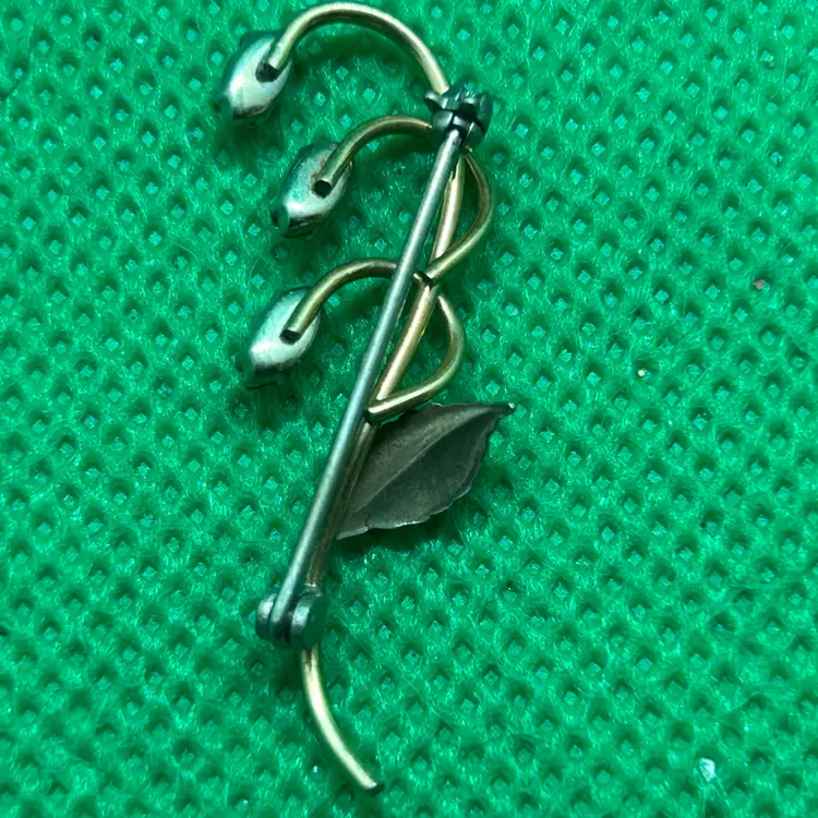 Vintage petite, Dainty Marquis Rhinestone Gold Tone Flower/Leaf Pin
