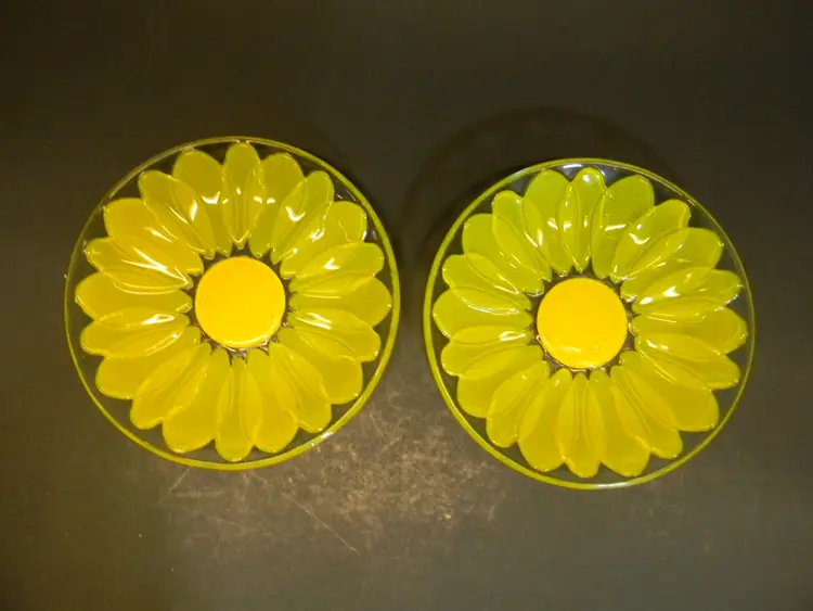 Yellow sunflower petals with yellow center transparent glass plates set of 2 ( 5 " W- 3/4" H)
