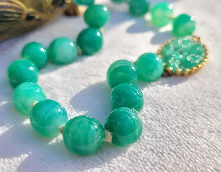 Vtg Signed JOMAZ Peking Jadeite Glass Carved Floral Green Beaded Necklace 16"