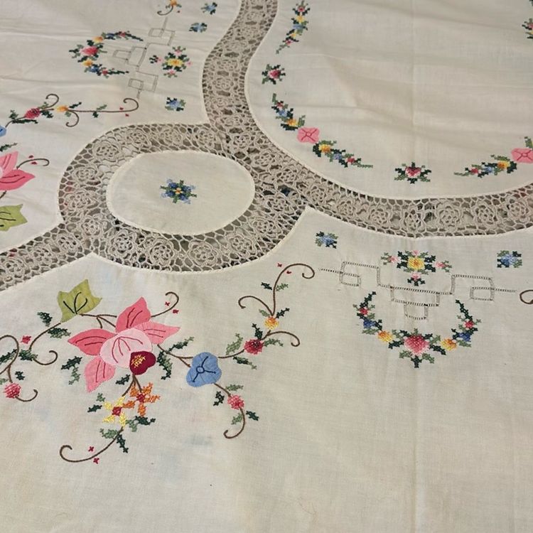 Stunning Huge Appliqué And Lace And Embroidered Coverlet Or Table Cloth Flowers Stunning