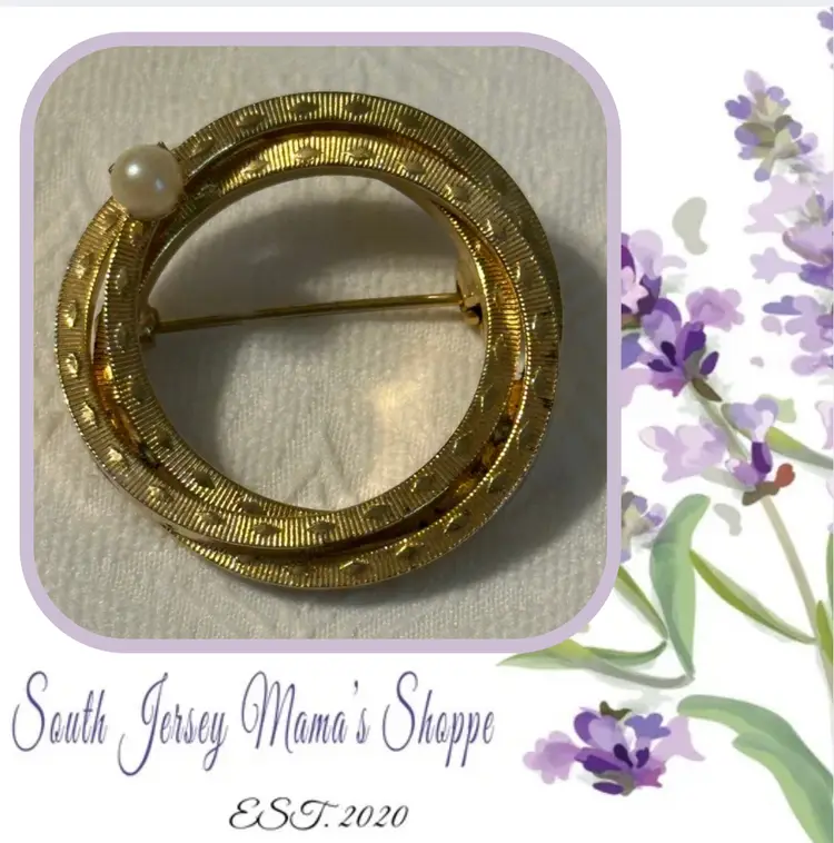 Vintage Gold Tone Etched Circle Brooch with Faux Pearl Accent