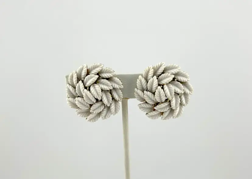 Vintage Signed Lisner Silver Tone White Thermoset Leaf Cluster Clip-on Earrings 1.25”