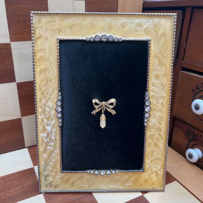 I Reimburse Shipping Overages! 

Table Top Faux Marbled Frame Brooch Jewelry Display with Removable Gold Ribbon Brooch (Handmade By Me!)