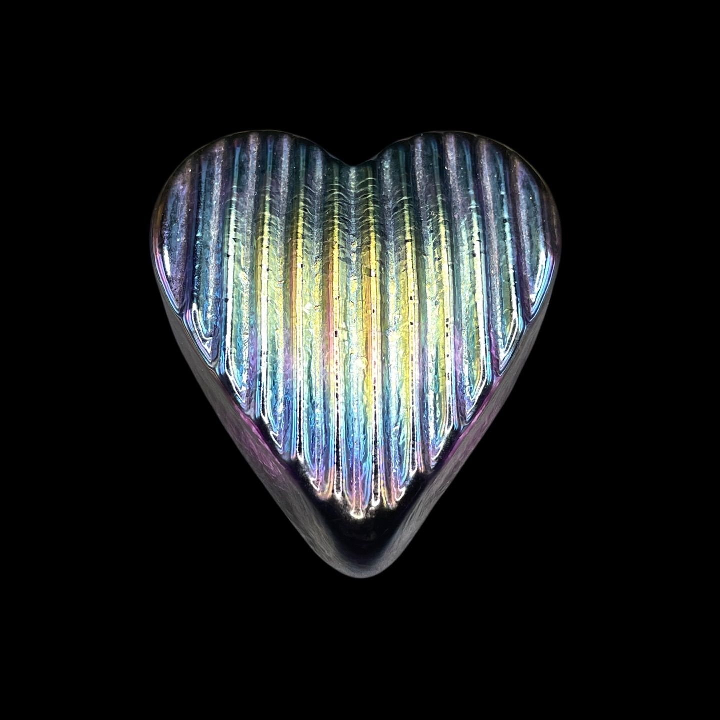 Niknax · Robert Held Art Glass Ribbed Heart Paperweight Iridescent