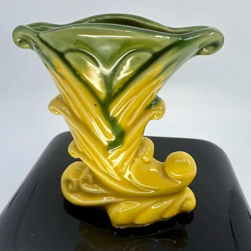 Vintage MCM Shawnee Pottery Cornucopia Vase 5”