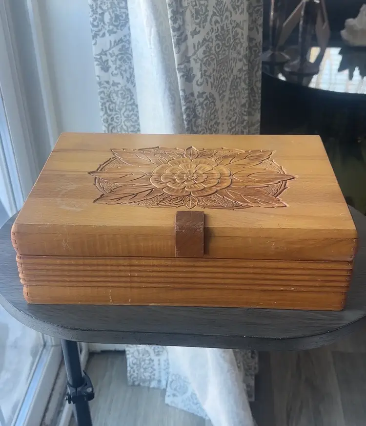 Vintage Wood Box w/ Floral Center Design - Shabby / Cottage Chic Home Decor