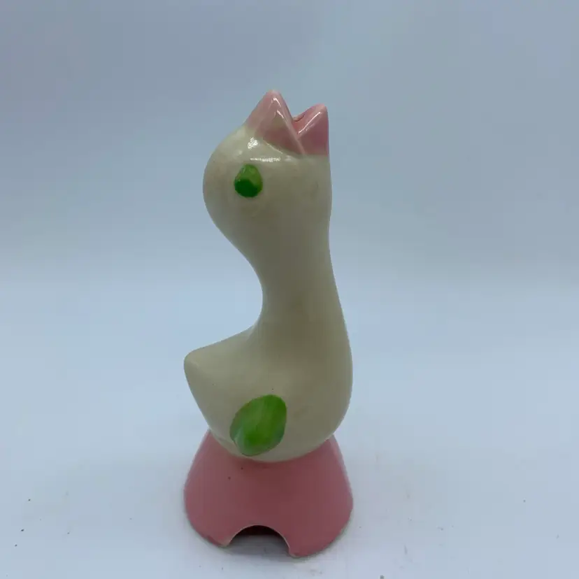 #1478 A vintage ceramic pie bird with green eyes and pink accents.
