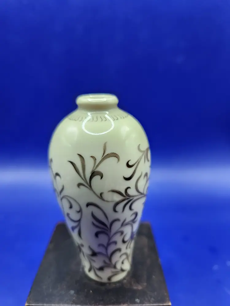 Franklin Mint Mei-p'ing Vase from Treasures of the Imperial Dynasties